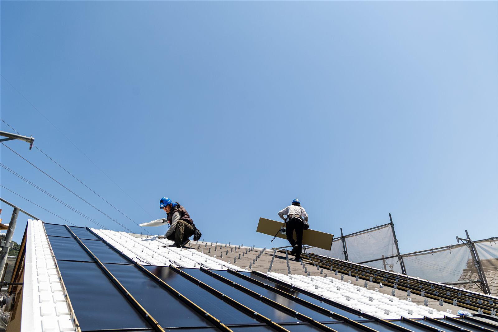 屋根一体型太陽光パネル Roof–1 の施工風景（モリテツ）