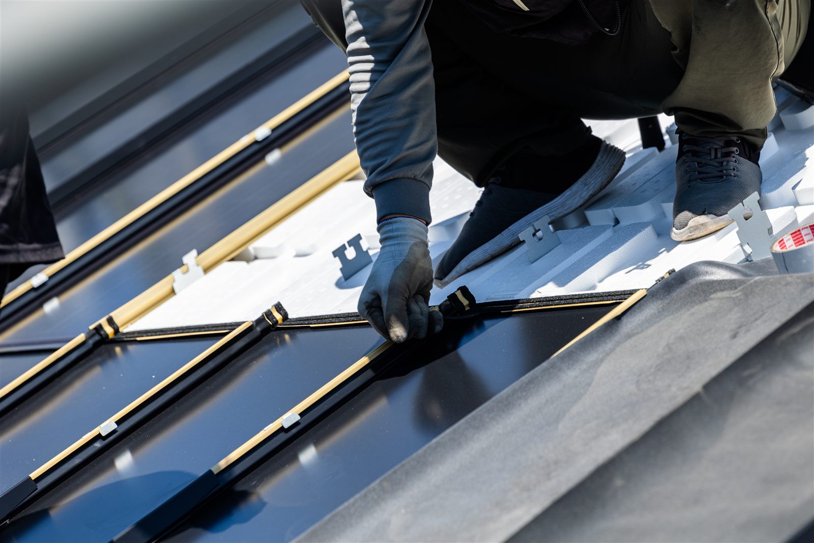 Roof–1 モジュールのジョイント部を手で納める様子